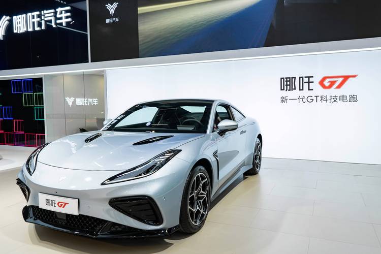 重庆315哪吒汽车在智能汽车领域的表现，领途汽车在新能源汽车市场中的影响力